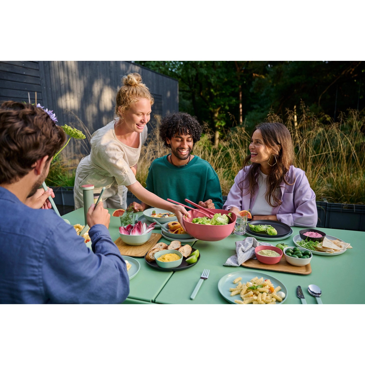 Mepal Silueta Essteller 4er Set Nordic White beim Essen mit Freunden im Garten.