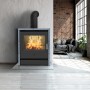 Schwarzer Fireplace Küchenofen Speckstein 9,5 kW mit Feuer im Brennraum vor Wohnzimmerkulisse.