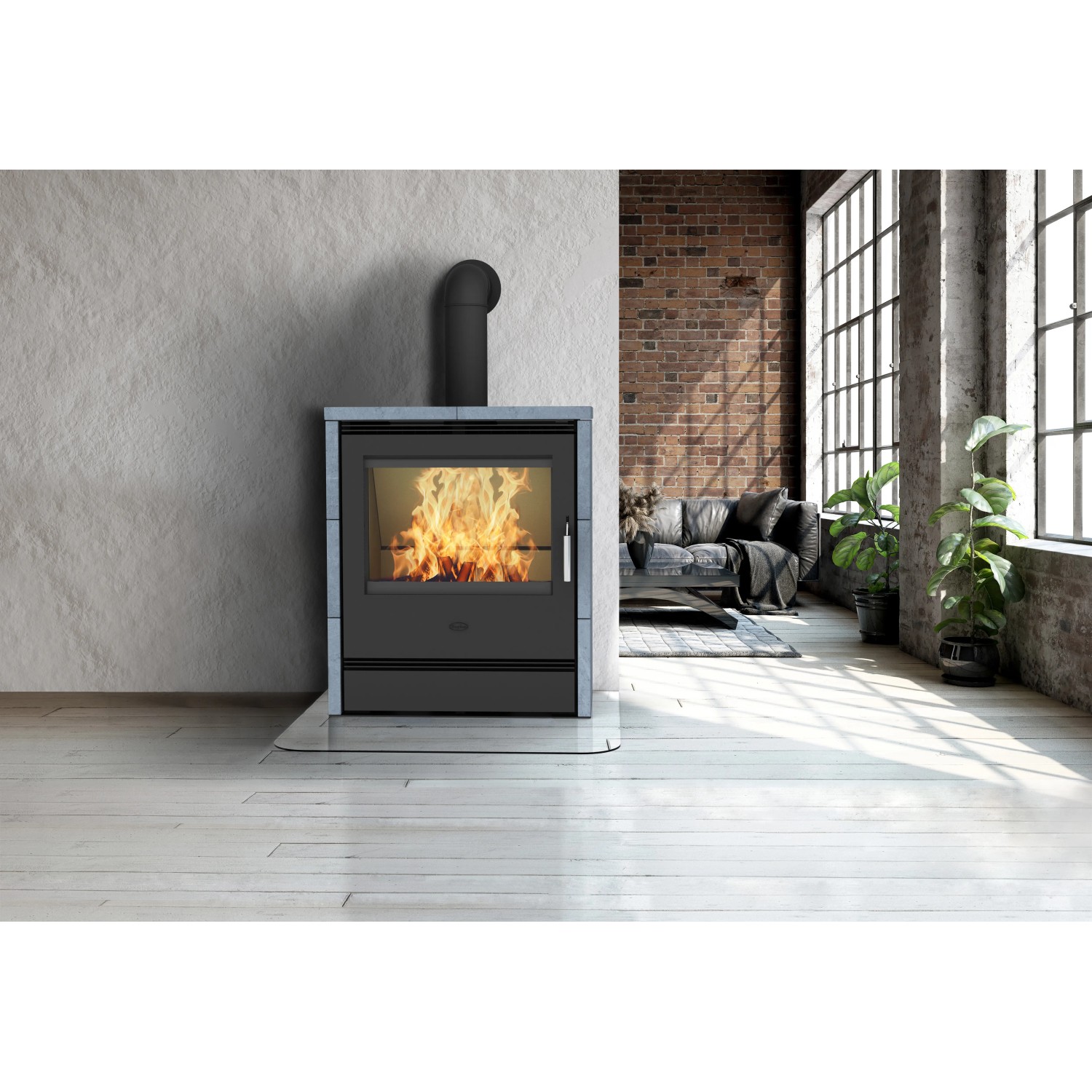 Schwarzer Fireplace Küchenofen Speckstein 9,5 kW mit Feuer im Brennraum vor Wohnzimmerkulisse.