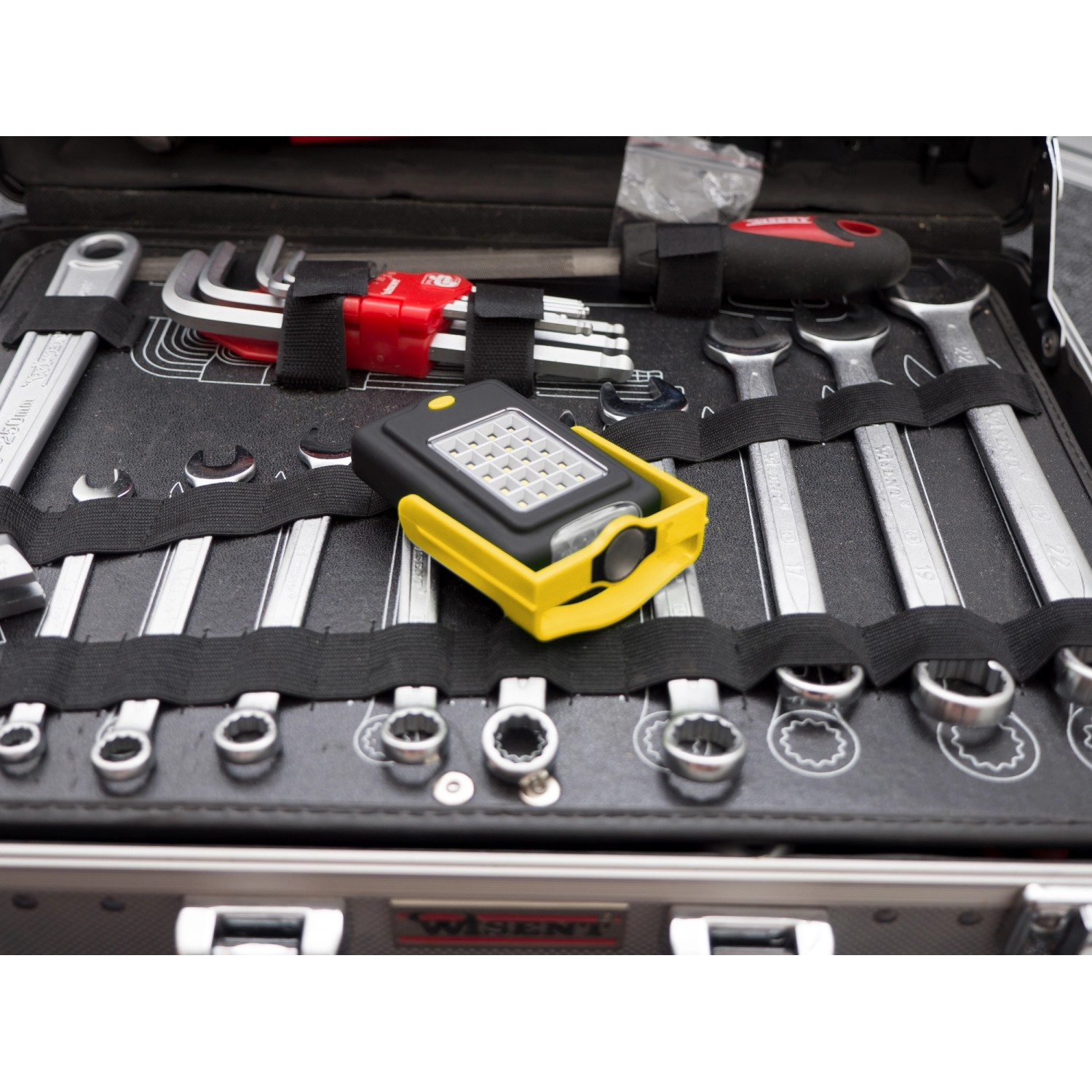 LED's Work LED-Handlampe (1,4 W) in Werkzeugkoffer mit Schraubenschlüsseln und Inbusschlüsseln.