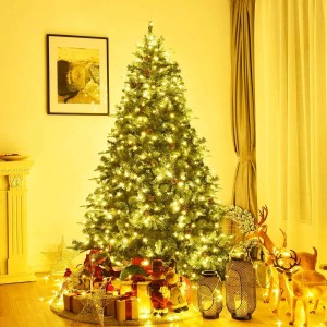Großer künstlicher Weihnachtsbaum 210 cm mit warmweißen LEDs und Kiefernzapfen, festlich beleuchtet im Wohnzimmer.