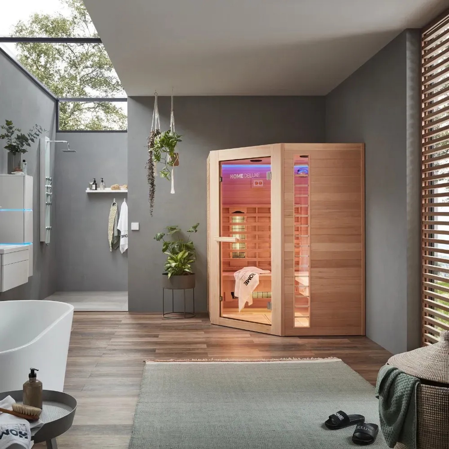 Redsun Deluxe Infrarotkabine XXL aus Tannenholz in Badezimmer-Szene mit Wanne und Dusche.