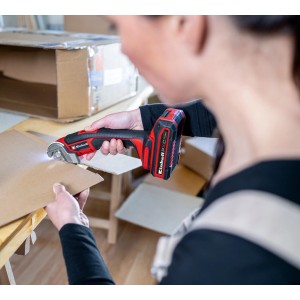 Einhell Akku-Universalschneider TE-UC 18/6 Li im Einsatz beim Schneiden von Karton.