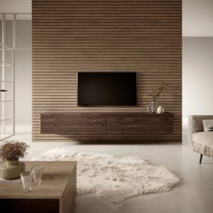 Selsey TV-Hängeboard Bisira in Nussbaum-Holzoptik, schwebend unter TV an Holzlamellenwand im Wohnzimmer.