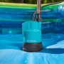 Gardena Akku-Regenfasspumpe 2000/2 im Einsatz. Gartenpumpe mit Akku und Schlauch in Regentonne.