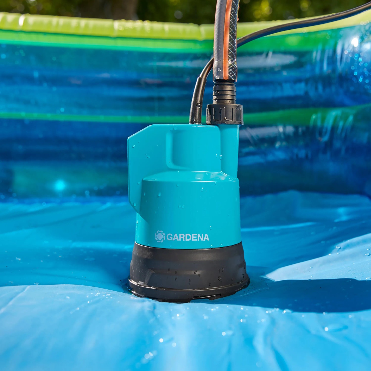 Gardena Akku-Regenfasspumpe 2000/2 im Einsatz. Gartenpumpe mit Akku und Schlauch in Regentonne.