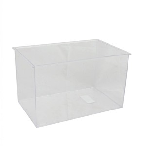 Leeres, transparentes Kunststoff-Aquarium, ideal für Terrarien und Pflanzen.