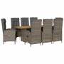 Graue 9-teilige Garten-Essgruppe aus Polyrattan mit Tisch aus Akazienholz und Sesseln mit grauen Kissen.