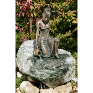 Bronze-Figur Letizia als Teichdeko: Handgefertigte Frauen-Skulptur mit Wasserkrug auf Stein.