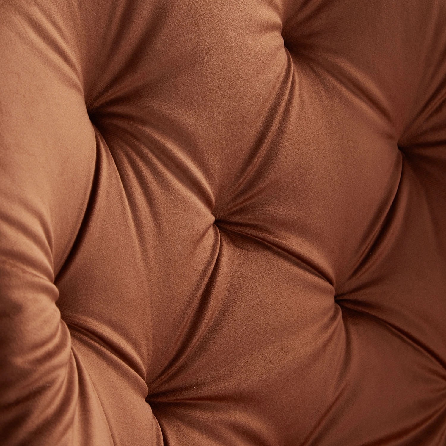 Detailaufnahme: Brauner Samt Polsterstuhl der Homestyle4u Essgruppe mit Knopfheftung.