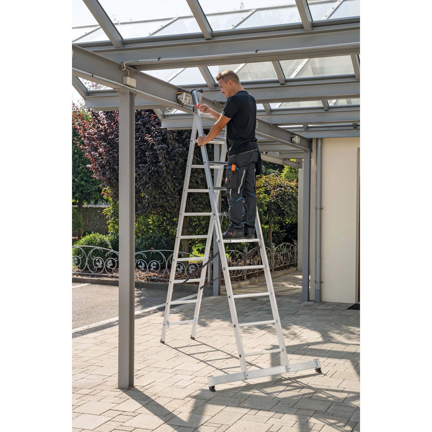 PROREGAL 2-teilige Sprossen-Mehrzweckleiter mit Traverse, 2x14 Sprossen im Einsatz.