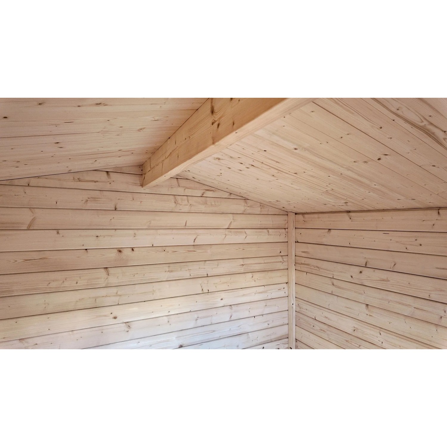 Innenansicht Weka Gartenhaus Killarney: Holzstruktur von Wand und Dach sichtbar.