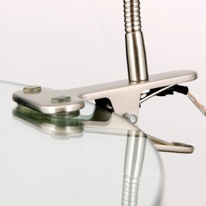 Detailaufnahme der Orion Klemmleuchte Seba mit Schwanenhals in Satin-Optik.