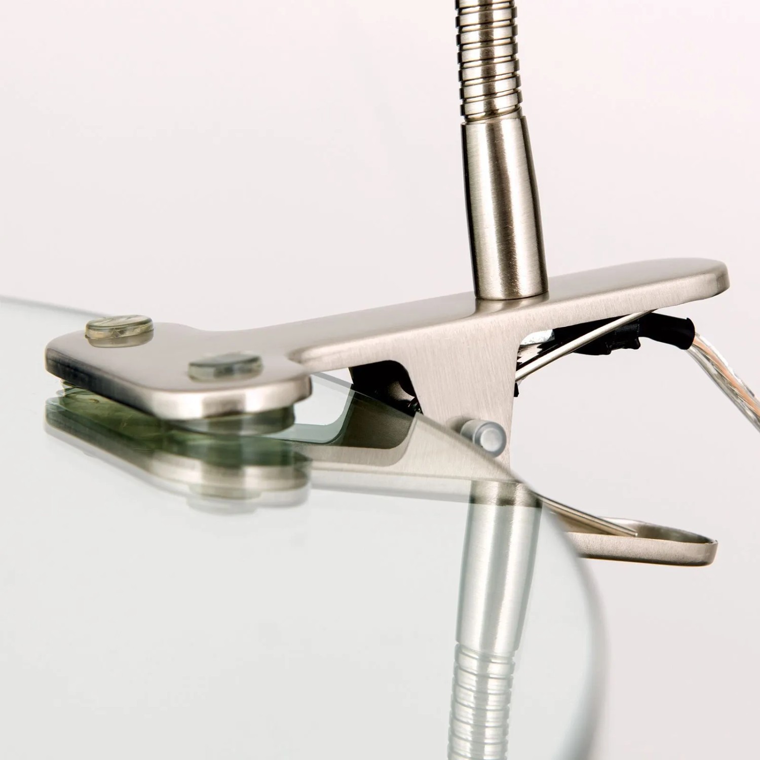 Detailaufnahme der Orion Klemmleuchte Seba mit Schwanenhals in Satin-Optik.