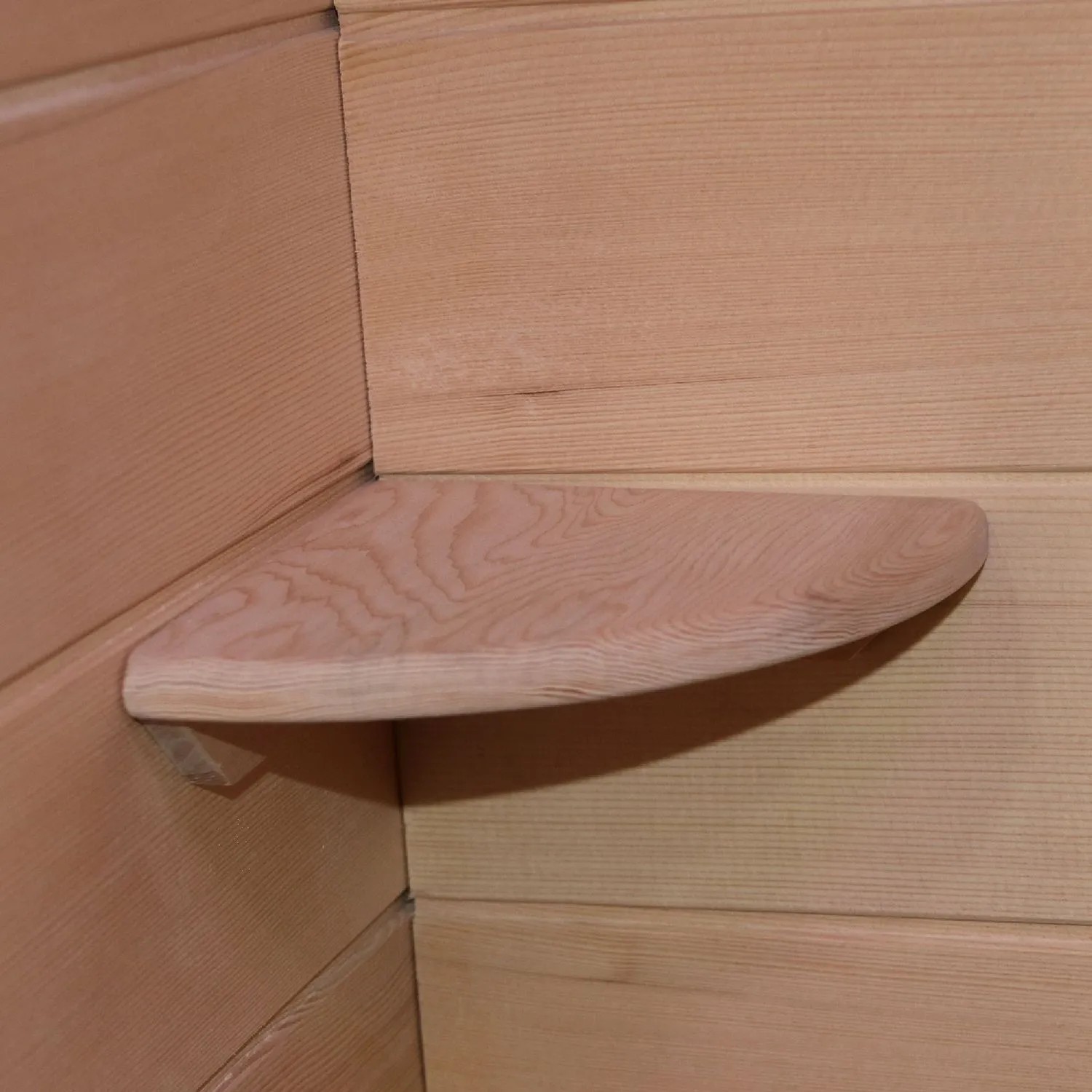 Detailaufnahme: Ablage in Dewello Infrarotkabine Sauna aus Hemlock Tannenholz.