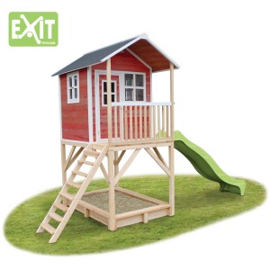Rotes EXIT Loft 700 Holzspielhaus mit Rutsche und Sandkasten.