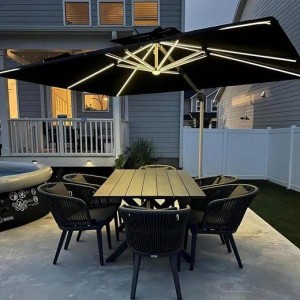 Grauer rechteckiger Ampelschirm mit Solar LED Beleuchtung über einem Esstisch auf der Terrasse.