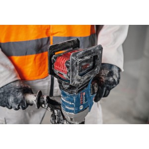 Bosch Professional GRW 18V-120 Solo Rührwerk in Nutzung, Akku sichtbar.