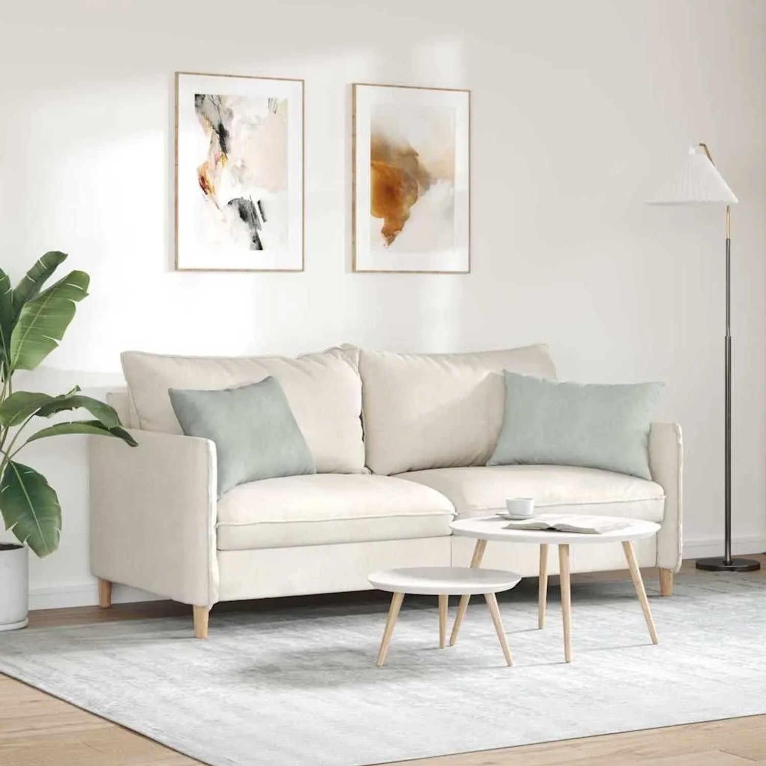 Zwei hellgraue Sofakissen aus Cordstoff, 60x40 cm, auf beigem Sofa im modernen Wohnzimmer. Ideal für Komfort & Deko.