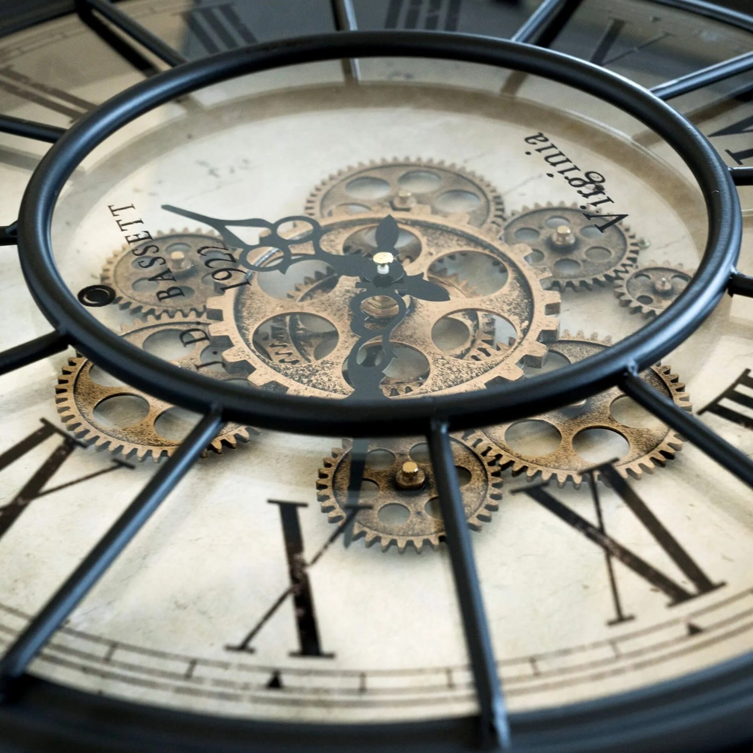 Wall-Art Wanduhr Vintage Zahnräder Schwarz-Gold. Detailansicht mit goldenen Zahnrädern, schwarzen Zeigern, römischen Ziffern.