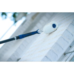 LUX Farbroller 25 cm mit Teleskopstab beim Streichen einer Wand.