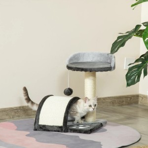 PawHut Kratzbaum mit Höhle, Sisalstamm und Spielball. Katze beim Spielen.