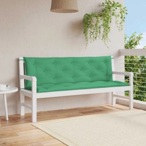 Grüne Gartenbank-Auflage aus Oxford-Gewebe mit Knopfheftung auf weißer Holzbank auf Balkon. Wasserabweisendes Sitzkissen.