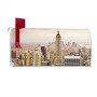 Weißer Banjado US Briefkasten mit New York Skyline Motiv und roter Fahne.