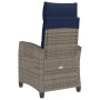 Grauer Poly Rattan Gartensessel mit verstellbarer Rückenlehne und marineblauen Kissen. Ideal für Garten & Terrasse.
