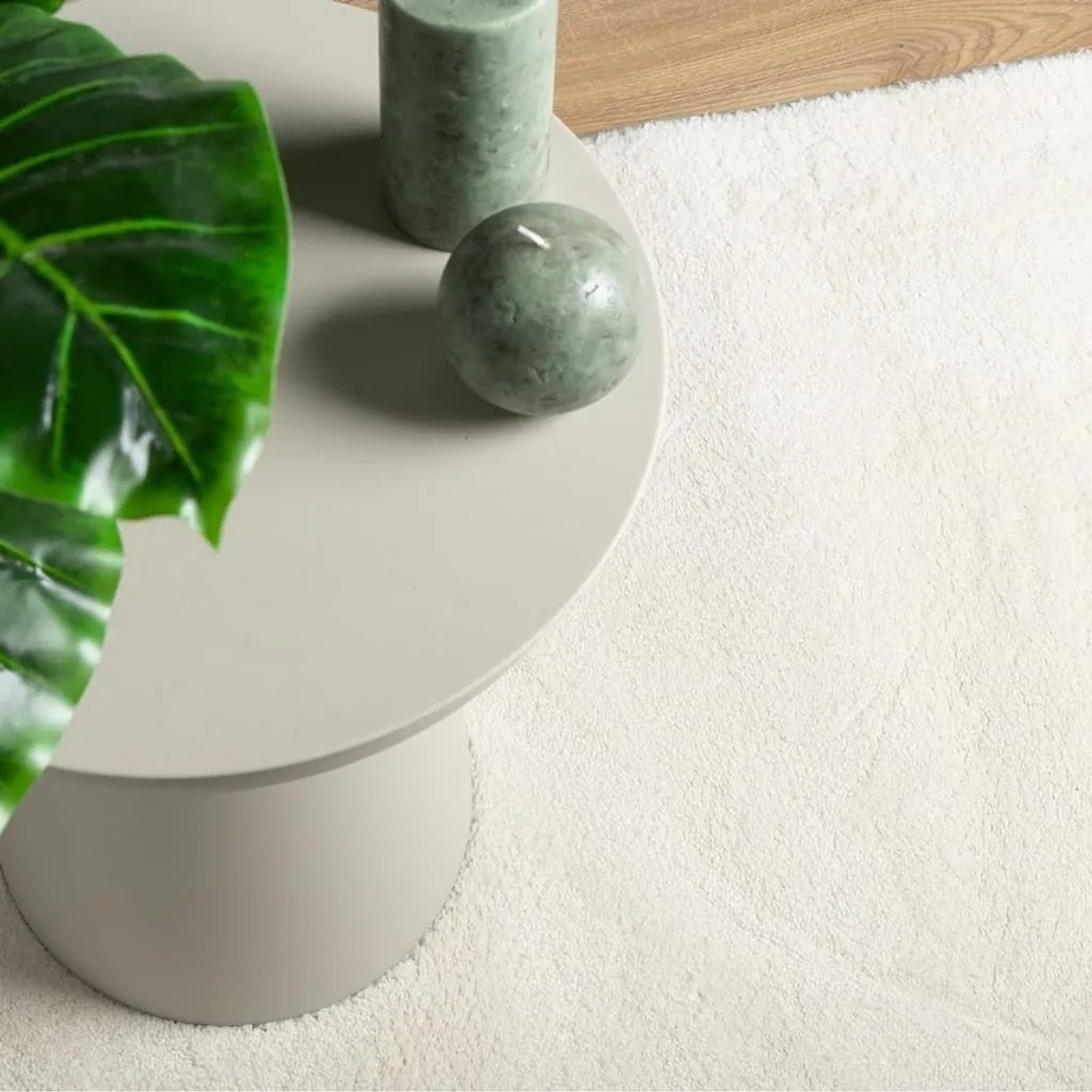 Cremefarbener Kurzflorteppich OVIEDO aus Polyester, weich und flauschig, im Wohnambiente mit Deko.