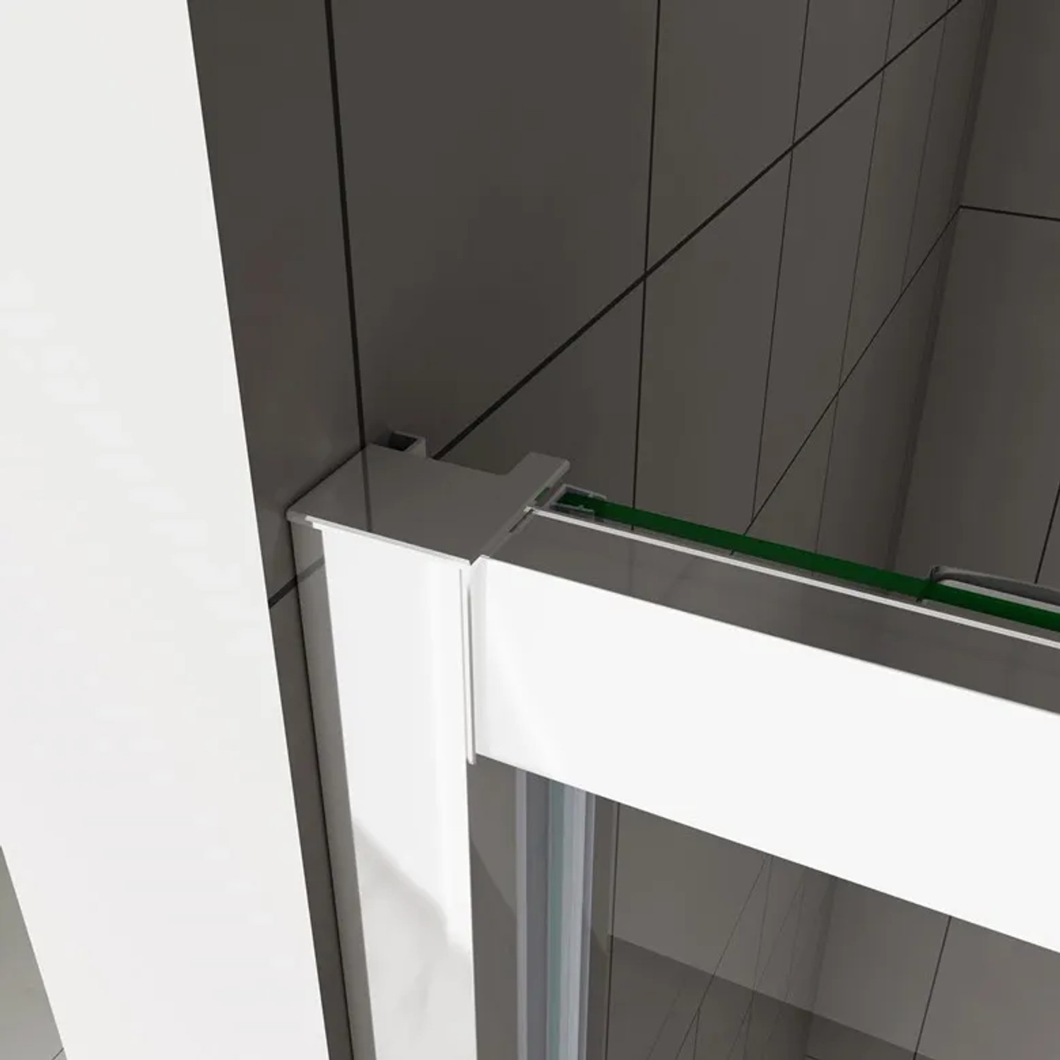 Detailaufnahme: Duschparadies Nischentür mit hochglanz verchromtem Rahmen und 8mm Nano Glas.