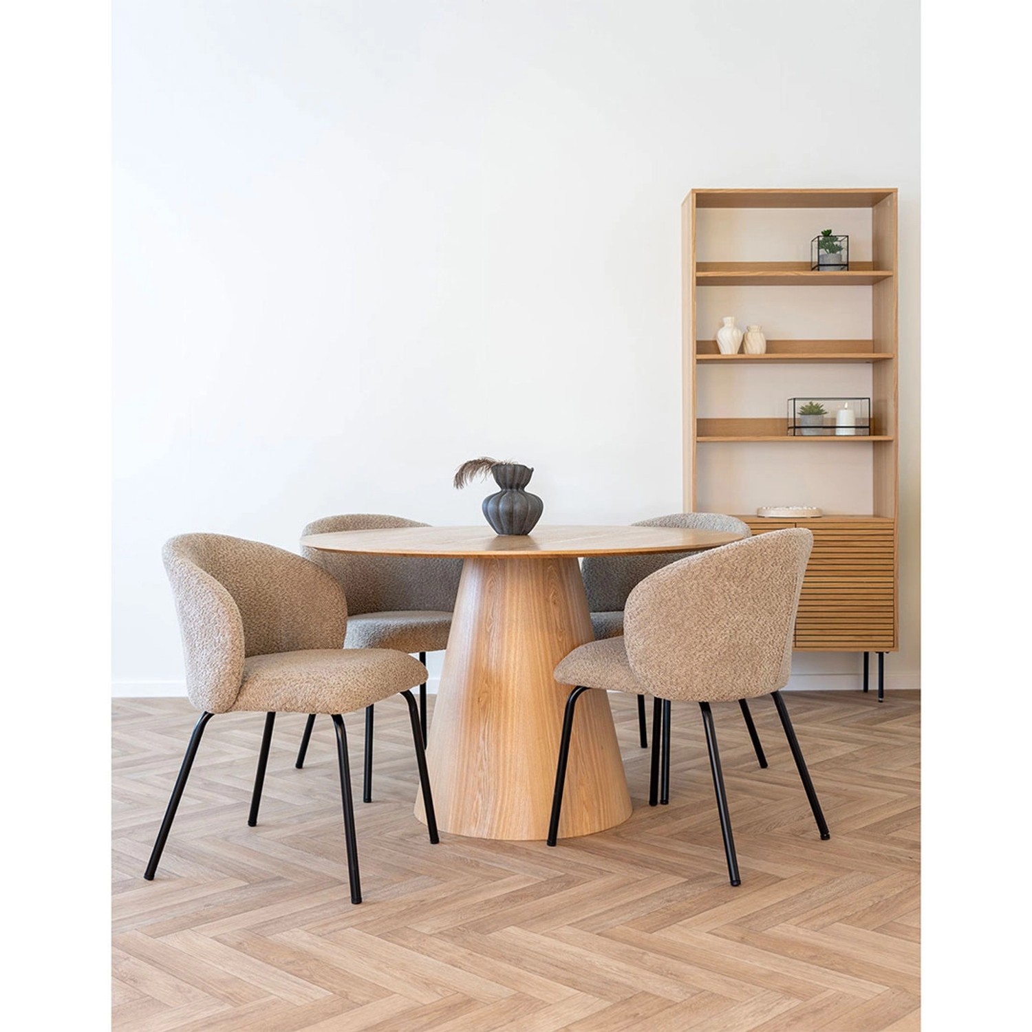 Beiger ebuy24 Safira Esszimmerstuhl mit schwarzen Metallbeinen am Holztisch.