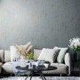 Moderne Vliestapete in Betonoptik Weiß-Gold von Marburg, passend zu Wohnambiente mit Sofa und Dekoration.