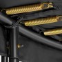 Detailaufnahme: Goldene Federn am schwarzen Salta Trampolin Premium Black Edition.