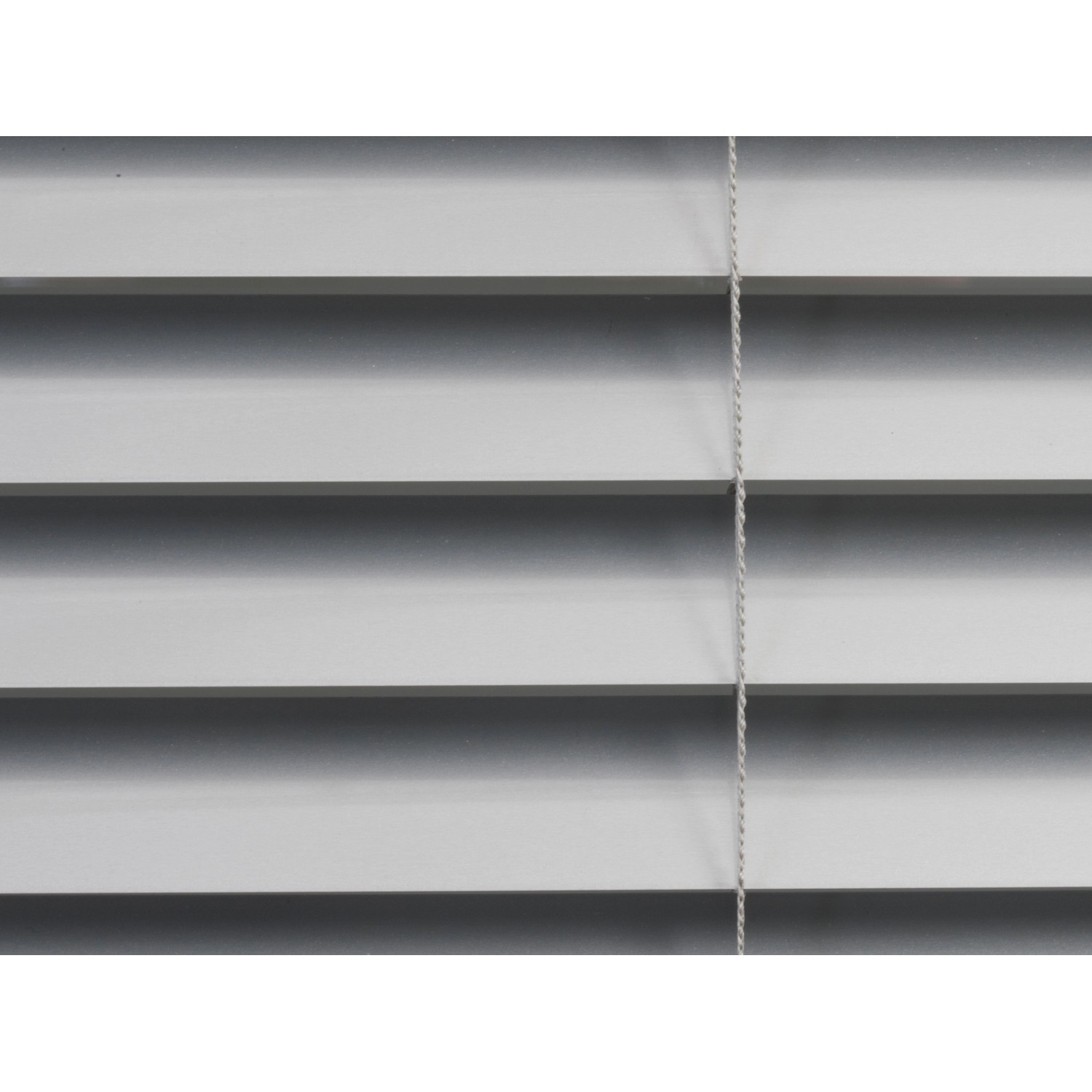 Silberne Aluminium Jalousie Burgos (100x160cm) mit Zugschnur für flexible Lichtregulierung.