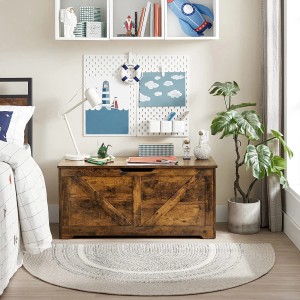 Braune Vasagle Sitzbank (100x40x46 cm) im Wohnzimmer mit Deko.