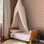 ESTAhome Vliestapete mit Sternenmuster in Terrakotta-Braun-Verlauf im Kinderzimmer. Dekorative Tapete.