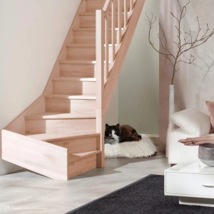 Intercon Casablanca Holztreppe, Buche natur, rechtsgewendelt, mit Geländer und Katze.