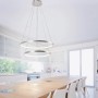 Moderne Just Light Pendelleuchte Circle, silberfarben, Ø 50 cm, über Esstisch in heller Küche.