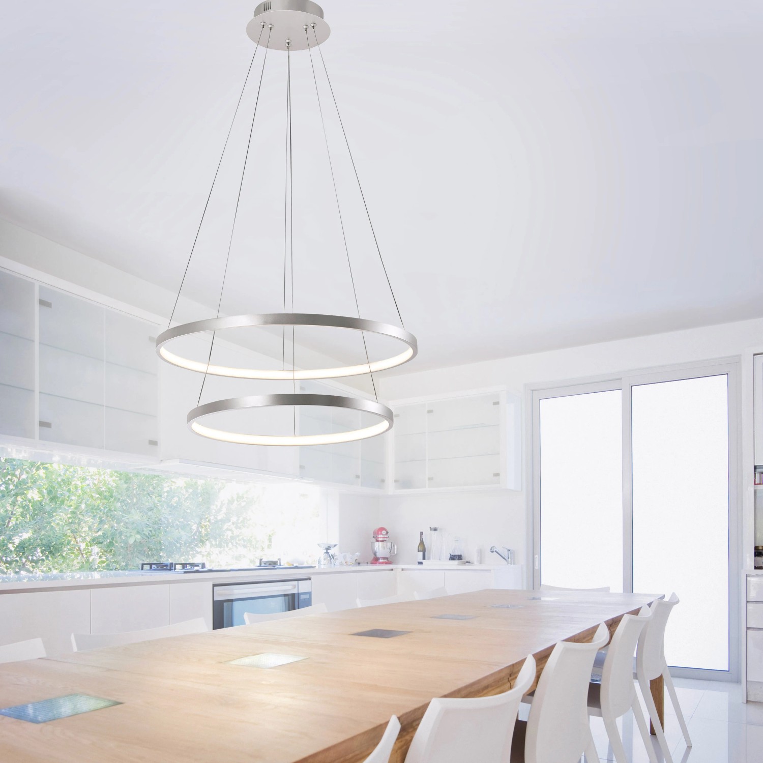 Moderne Just Light Pendelleuchte Circle, silberfarben, Ø 50 cm, über Esstisch in heller Küche.