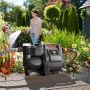 Gardena Haus- und Gartenautomat 3500/4 im Einsatz: Frau bewässert Garten mit Hauswasserwerk.