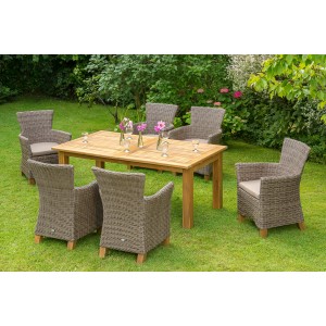 13-teiliges Gartenmöbel-Set Toskana mit Ausziehtisch aus Akazienholz und Polyrattan-Sesseln.