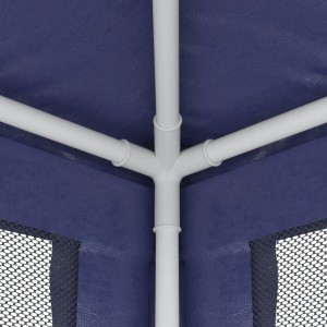 Detailaufnahme blaues Partyzelt mit Mesh-Seitenwänden und weißem Gestänge.