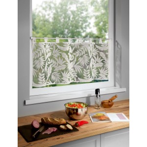 Weißes Schlaufenpanneau Calista 45x120 cm mit floralem Muster am Fenster.