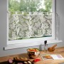 Weißes Schlaufenpanneau Calista 45x120 cm mit floralem Muster am Fenster.