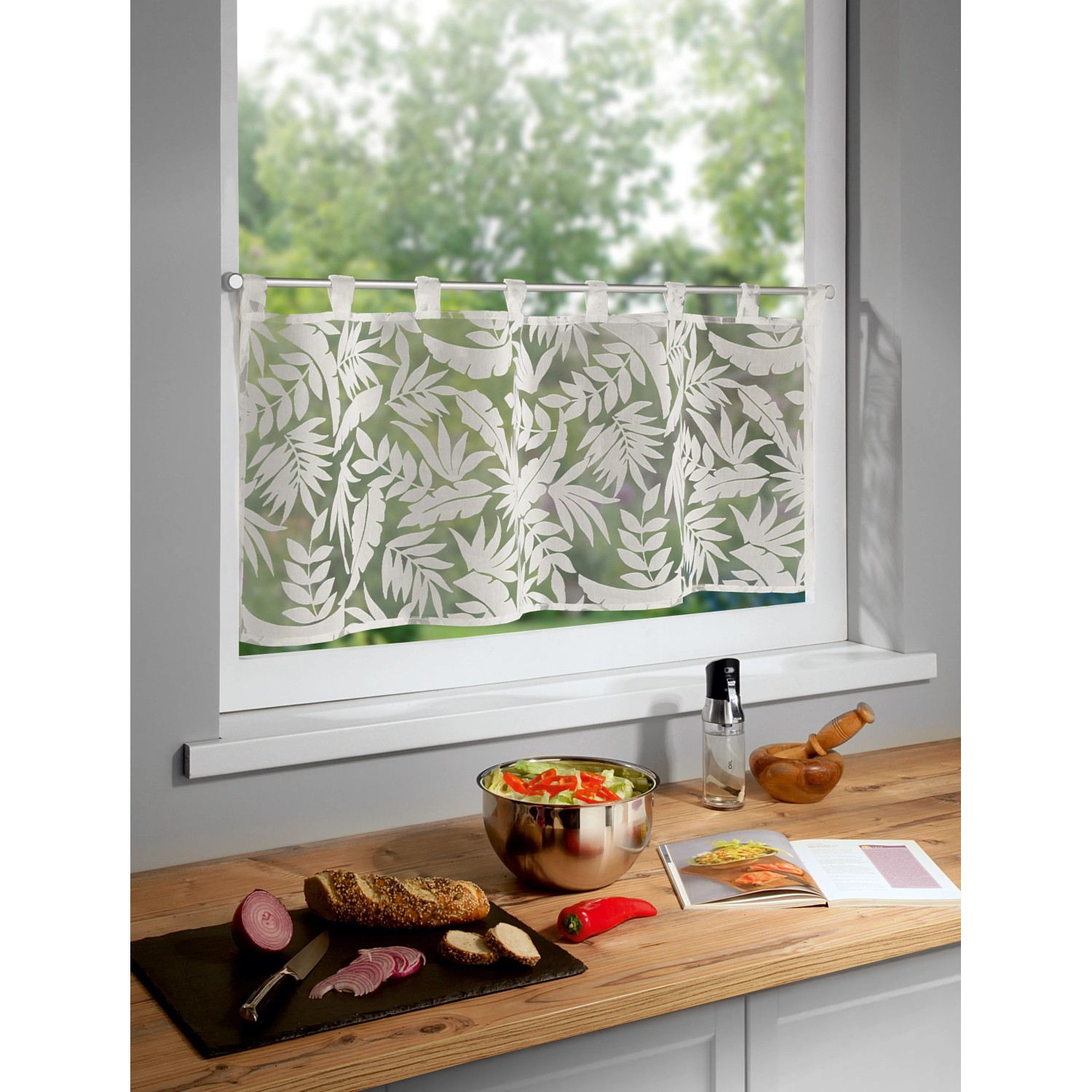 Weißes Schlaufenpanneau Calista 45x120 cm mit floralem Muster am Fenster.