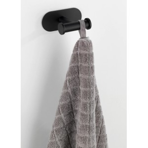 Schwarzer Wenko Turbo-Loc Edelstahl Wandhaken Duo Orea mit Handtuch.