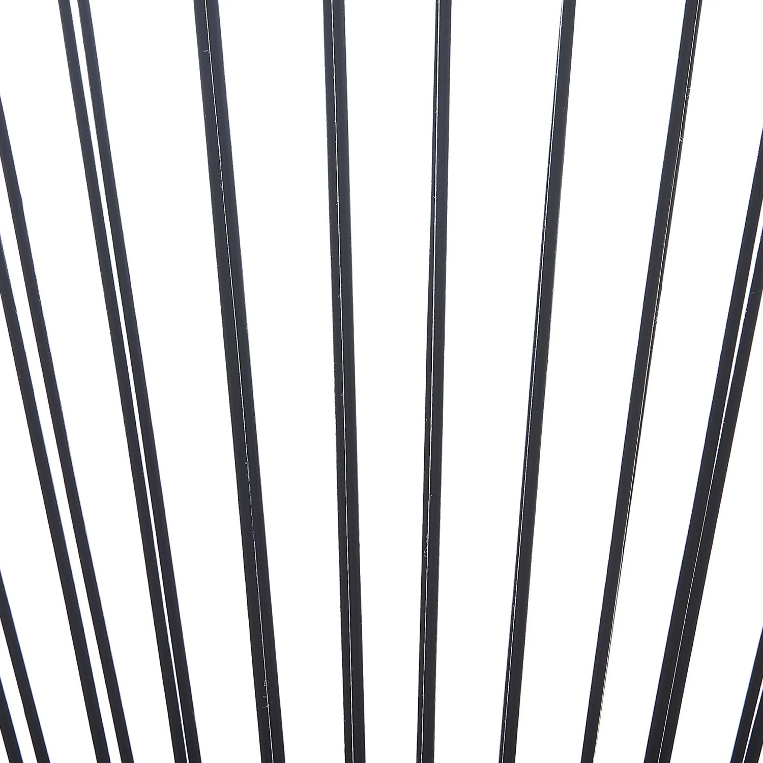 Detailaufnahme: Schwarzer Cocktailsessel mit Rattan-Bespannung, Teilansicht.
