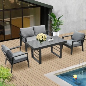 Graues MeXo Aluminium Dining Lounge Set für 4 Personen auf Holzterrasse. Outdoor Gartenmöbel mit Esstisch, Sofa, Sesseln.