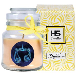 HS Candle Duftkerze Sternzeichen Waage im Glas mit gelbem Band und Verpackung.